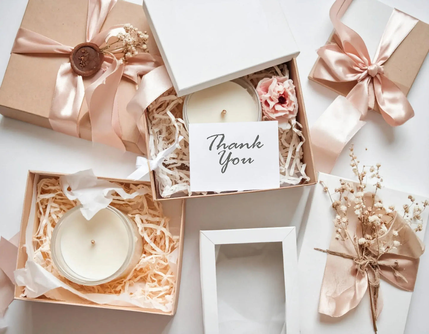 Gift candle workshop voucher – elegant printed card and packaging
Gifting a candle-making workshop – joyful recipient with voucher
Candle-making tools included in the gift experience